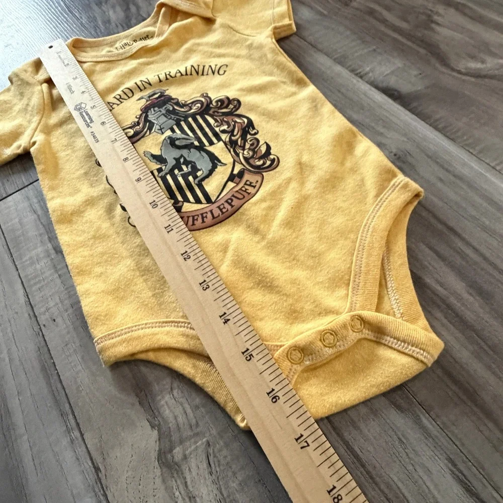 Harry Potter Hufflepuff Baby Onesie 12M Wizard in Training Bodysuit Yellow‎